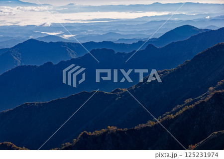 飯豊連峰・北股岳から見る朝の山並み 125231974