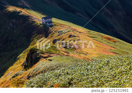 秋の飯豊連峰・北股岳から見る梅花皮小屋 125231991
