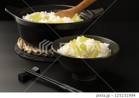 土鍋で炊いたふきの炊き込み御飯　黒背景　 125231994