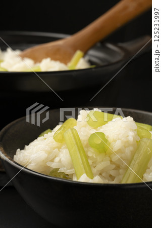 土鍋で炊いたふきの炊き込み御飯　黒背景　 125231997