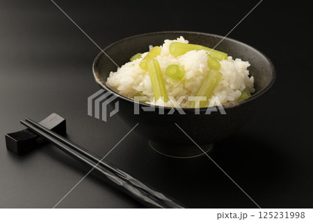 土鍋で炊いたふきの炊き込み御飯　黒背景　 125231998