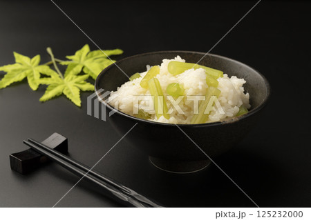 土鍋で炊いたふきの炊き込み御飯 黒背景 土鍋で炊いたふきの炊き込み御飯 黒背景 125232000