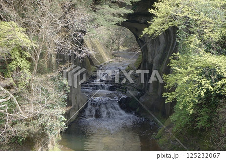 トンネルのような洞窟の渓流の風景 トンネルのような洞窟の渓流の風景 125232067