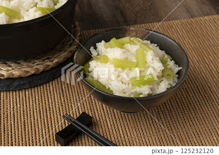 土鍋で炊いたふきの炊き込み御飯 土鍋で炊いたふきの炊き込み御飯 125232120