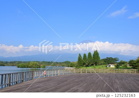 静岡県・富士宮市・田貫湖から眺める富士山 静岡県・富士宮市・田貫湖から眺める富士山 125232163