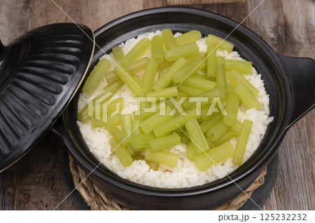 土鍋で炊いたふきの炊き込み御飯 125232232