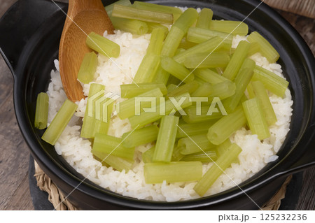 土鍋で炊いたふきの炊き込み御飯 土鍋で炊いたふきの炊き込み御飯 125232236