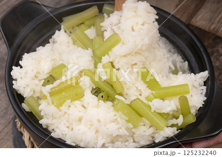 土鍋で炊いたふきの炊き込み御飯 土鍋で炊いたふきの炊き込み御飯 125232240