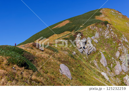 飯豊連峰・梅花皮小屋から見る北股岳へ向かう登山者 飯豊連峰・梅花皮小屋から見る北股岳へ向かう登山者 125232259