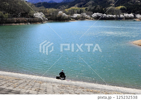 喉かな魚釣りの光景 125232538
