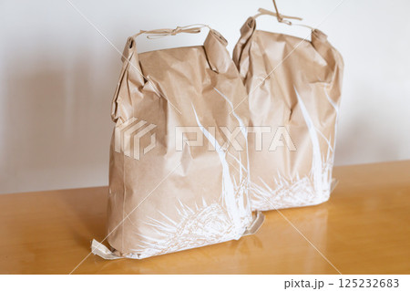 テーブルに置かれた米袋、 お米が入った紙袋 テーブルに置かれた米袋、 お米が入った紙袋 125232683