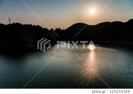 対岸の山並みに沈んで行く夕日 奈良布目ダムにて③ 対岸の山並みに沈んで行く夕日 奈良布目ダムにて③ 125233169