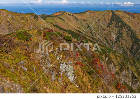 飯豊連峰・梅花皮岳から見る秋色の門内岳 125233252
