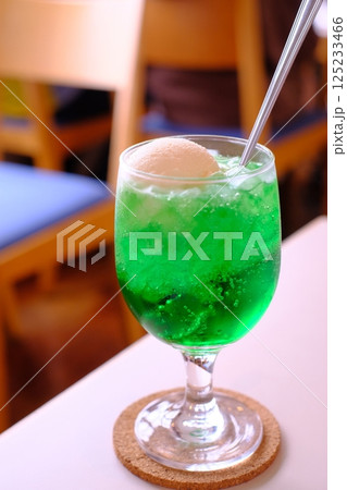 喫茶店のクリームソーダ 125233466