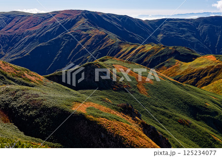 飯豊連峰・主稜線縦走路から見る秋色の御西岳 125234077