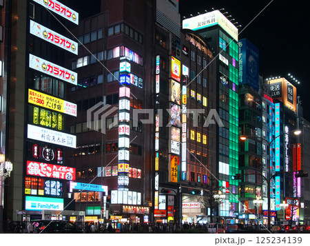賑わう夜の新宿・歌舞伎町 都市景観(2025年3月) 賑わう夜の新宿・歌舞伎町 都市景観(2025年3月) 125234139