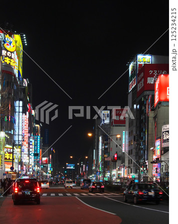 賑わう夜の新宿・歌舞伎町 都市景観(2025年3月) 賑わう夜の新宿・歌舞伎町 都市景観(2025年3月) 125234215
