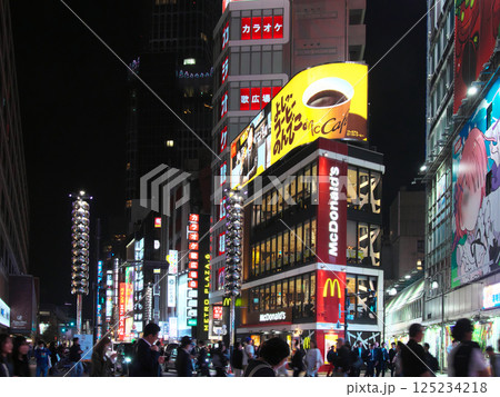 賑わう夜の新宿・歌舞伎町　 都市景観（2025年3月） 125234218