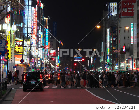 賑わう夜の新宿・歌舞伎町　 都市景観（2025年3月） 125234221