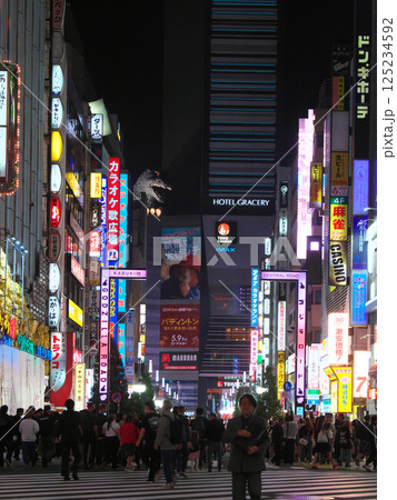 賑わう夜の新宿・歌舞伎町 都市景観(2025年3月) 賑わう夜の新宿・歌舞伎町 都市景観(2025年3月) 125234592