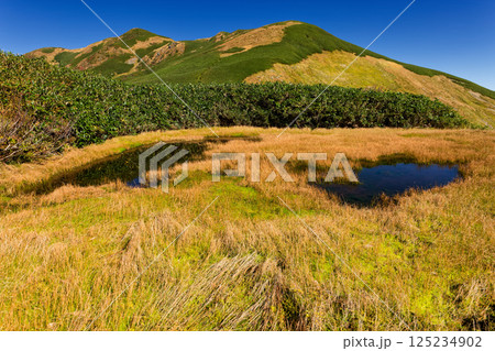 飯豊連峰・主稜線縦走路の亮平ノ池と烏帽子岳 125234902
