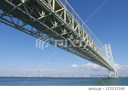 道の駅あわじから見上げる明石海峡大橋 125235166