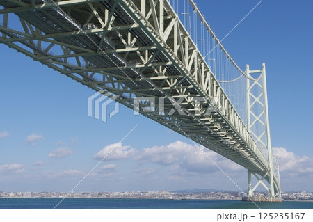 道の駅あわじから見上げる明石海峡大橋 道の駅あわじから見上げる明石海峡大橋 125235167