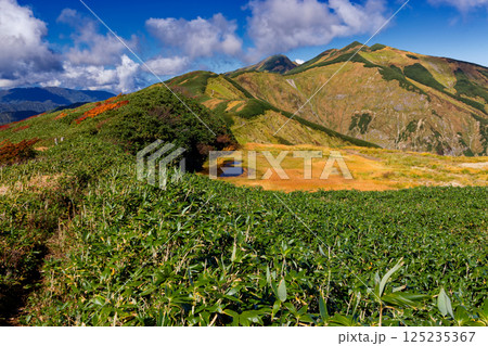 秋色の飯豊連峰・天狗ノ庭と烏帽子岳・北股岳への稜線 125235367