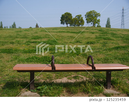 公園のベンチ 公園のベンチ 125235459