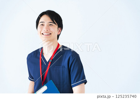 ファイルを持つ医師 ファイルを持つ医師 125235740