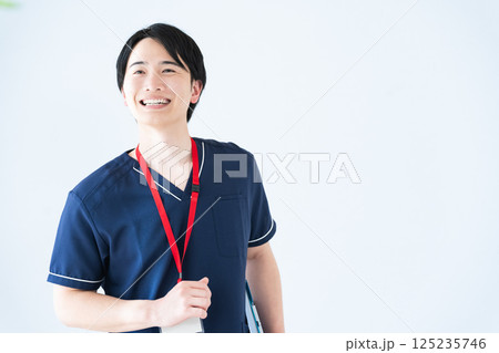 ファイルを持つ医師 ファイルを持つ医師 125235746