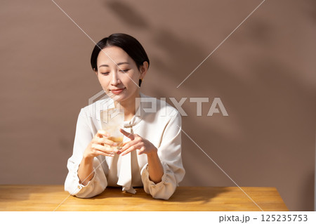 ハイボールを飲む女性 茶色 ハイボールを飲む女性 茶色 125235753