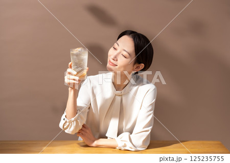 ハイボールを飲む女性 茶色 ハイボールを飲む女性 茶色 125235755