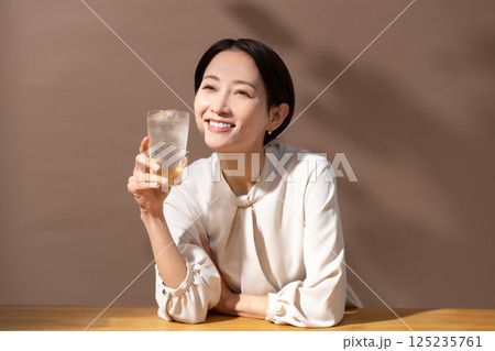 ハイボールを飲む女性 茶色 ハイボールを飲む女性 茶色 125235761