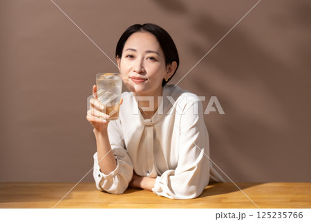 ハイボールを飲む女性 茶色 ハイボールを飲む女性 茶色 125235766