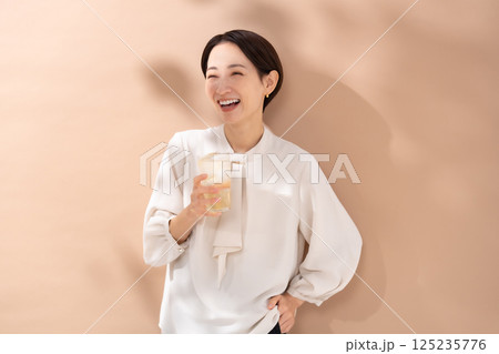 ハイボールを飲む女性　日差し 125235776