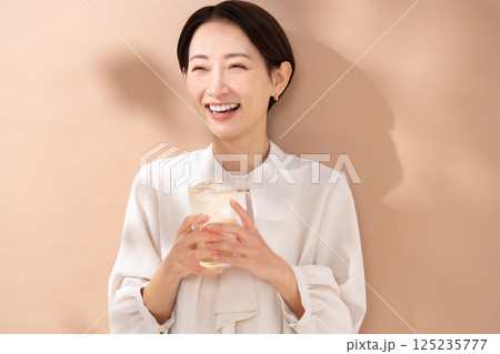 ハイボールを飲む女性 日差し ハイボールを飲む女性 日差し 125235777