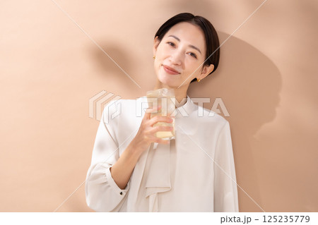 ハイボールを飲む女性 日差し ハイボールを飲む女性 日差し 125235779