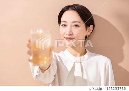 ハイボールを飲む女性 日差し ハイボールを飲む女性 日差し 125235786