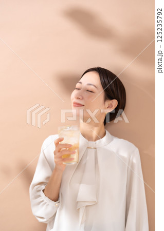 ハイボールを飲む女性 日差し ハイボールを飲む女性 日差し 125235792