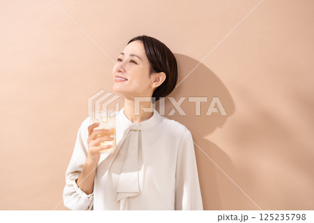 ハイボールを飲む女性 日差し ハイボールを飲む女性 日差し 125235798