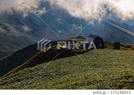 飯豊連峰・御西岳から見る雲湧く稜線と御西小屋 飯豊連峰・御西岳から見る雲湧く稜線と御西小屋 125236033