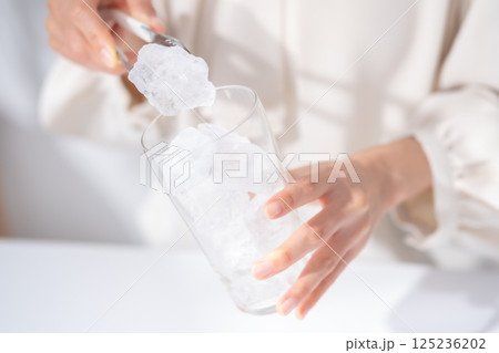ハイボールを作る女性　手元 125236202