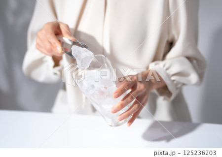 ハイボールを作る女性　手元 125236203