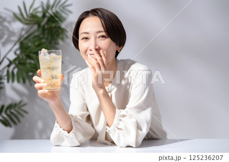 ハイボールを飲む女性 125236207