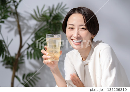 ハイボールを飲む女性 ハイボールを飲む女性 125236210
