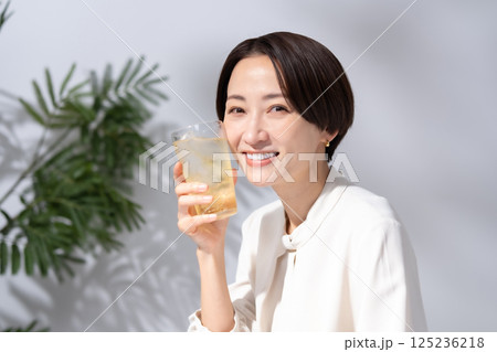 ハイボールを飲む女性 125236218