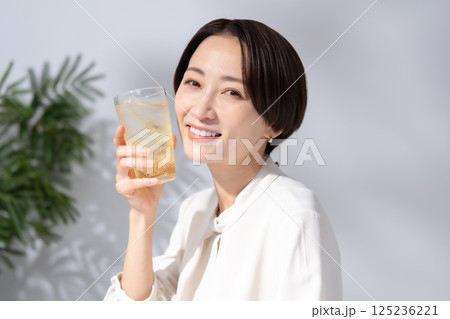 ハイボールを飲む女性 125236221
