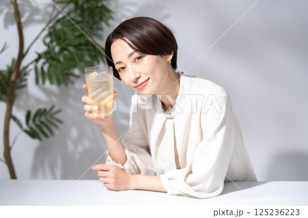 ハイボールを飲む女性 125236223