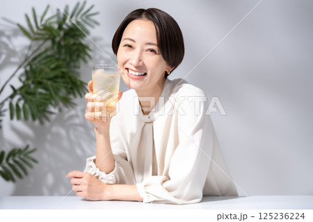 ハイボールを飲む女性 ハイボールを飲む女性 125236224